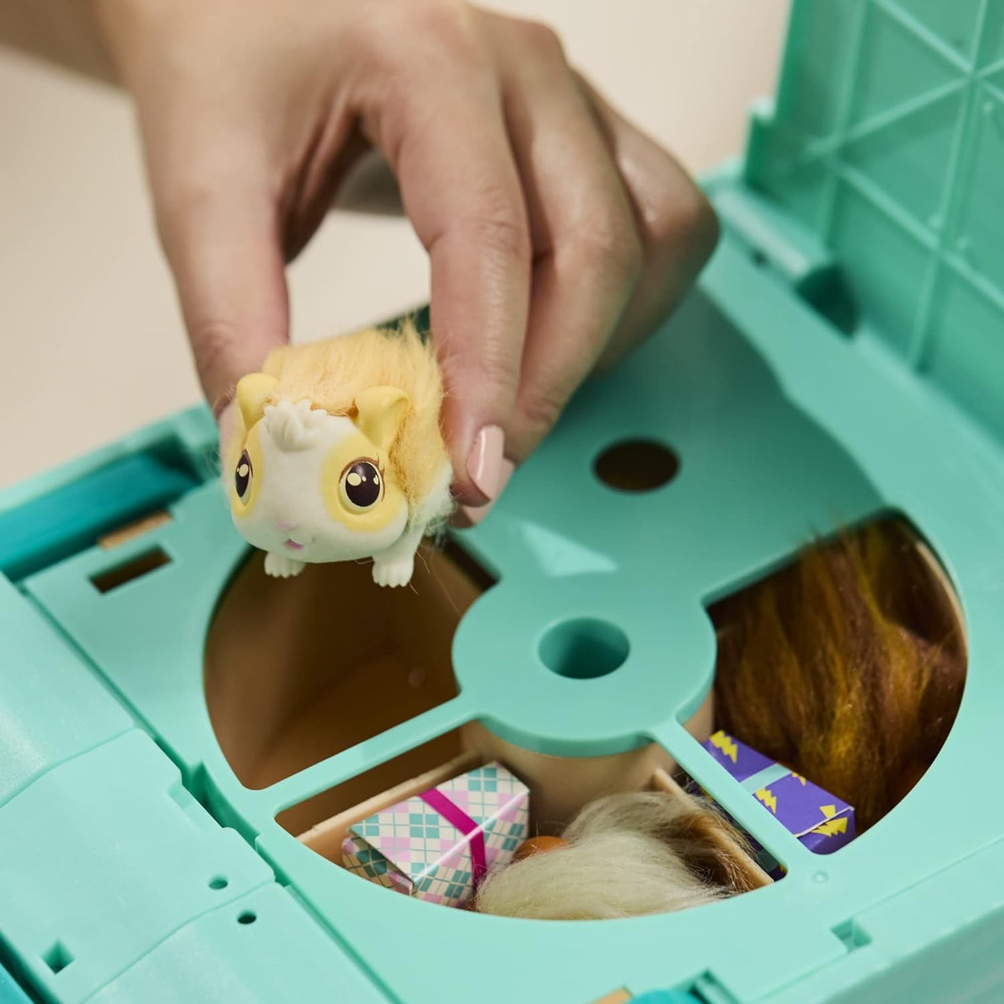 Soft interactive guinea pig and her cage, 20+ sounds and reactions